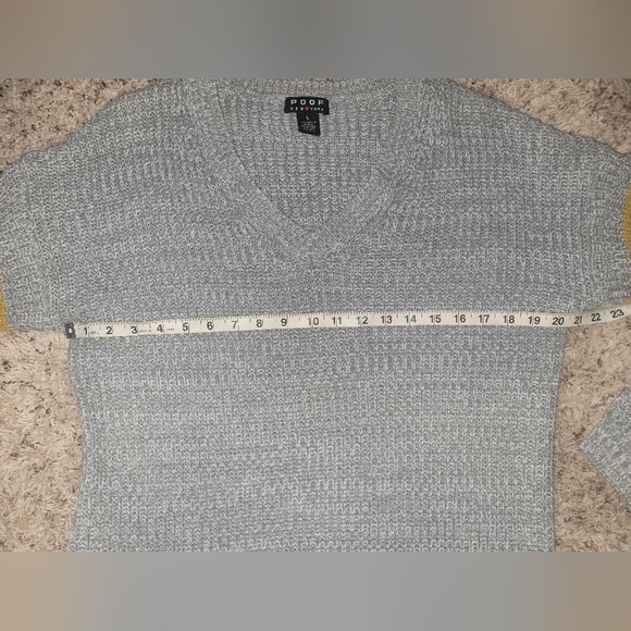 Poof New York V-Neck Sweater Women's Sz Lg - Picture 8 of 10